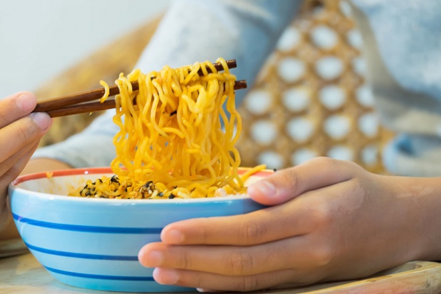 ăn mì tôm có mất sữa không