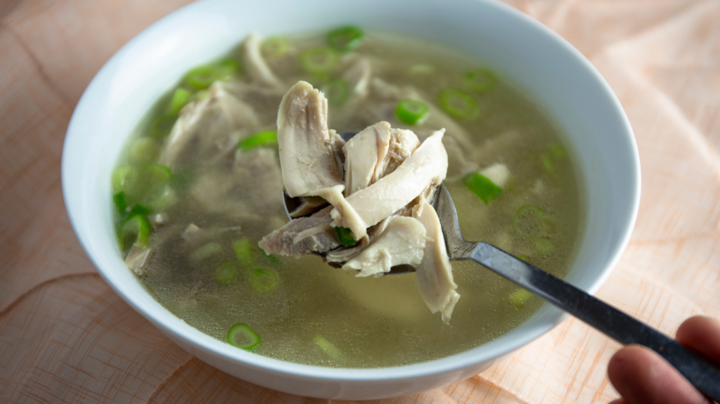 Canh sup thit ga boi bo thanh nhiet va giup me co nhieu sua hon
