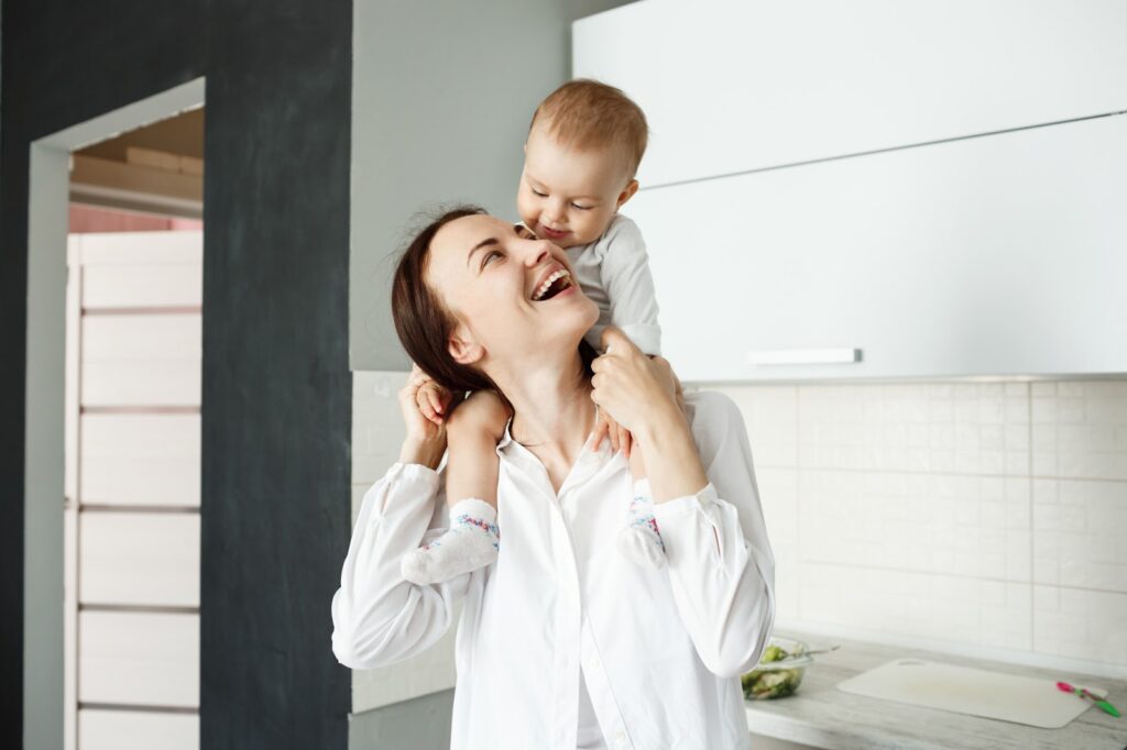 Luôn vui vẻ sẽ giúp mẹ cải thiện trí nhớ sau sinh