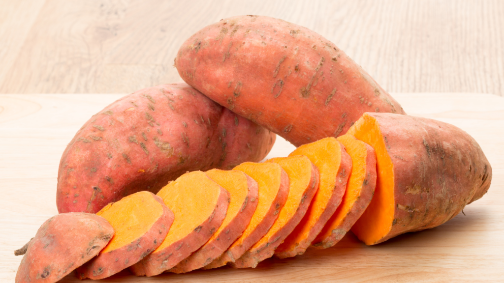 Khoai lang giau vitamin A giup be phat trien xuong phoi mat va da khoe manh