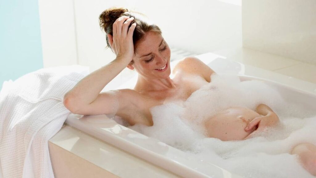 Tắm nước ấm cũng là một trong những cách sinh thường nhanh không đau