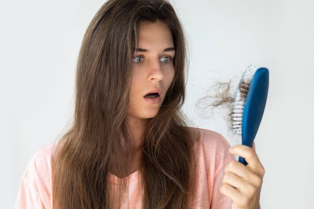 Nguyên nhân gây rụng tóc sau sinh là gì?