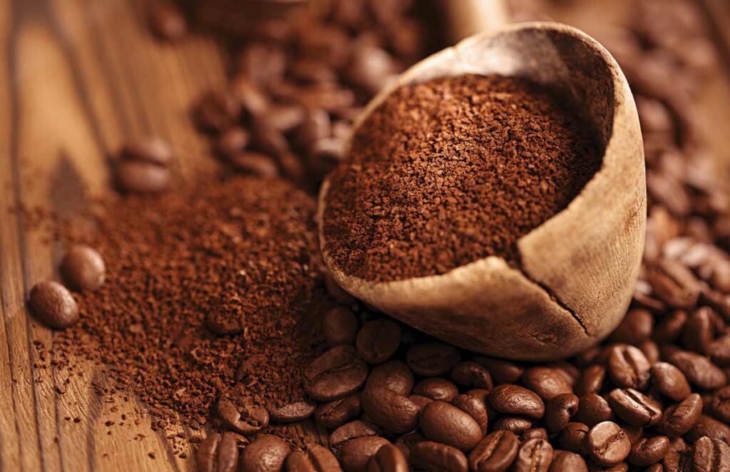 Mẹ có thể sử dụng bột cafe để chữa rụng tóc, giúp chân tóc chắc khỏe hơn