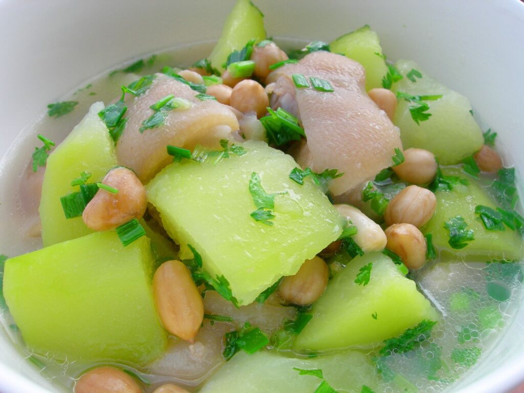 Móng giò heo hầm đu đủ xanh