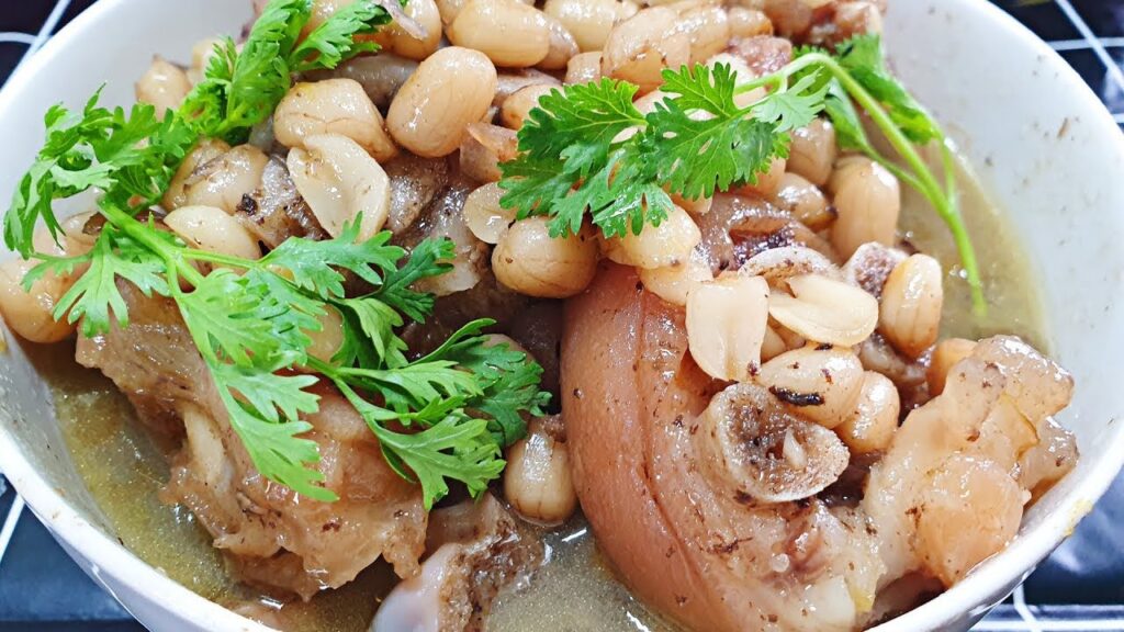 Móng giò heo hầm đậu nành